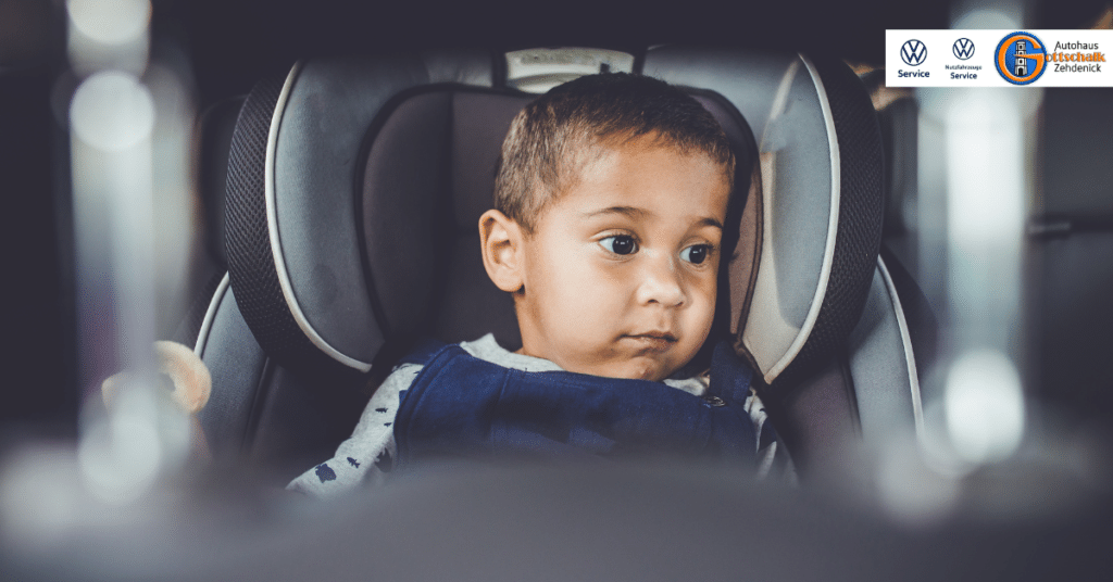 Kind im Kindersitz für Sicherheit im Auto