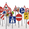 Viele verschiedenen Verkehrsschilder, die darstellen, wie kompakt die Verkehrsregeln sind.