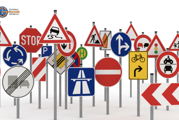 Viele verschiedenen Verkehrsschilder, die darstellen, wie kompakt die Verkehrsregeln sind.